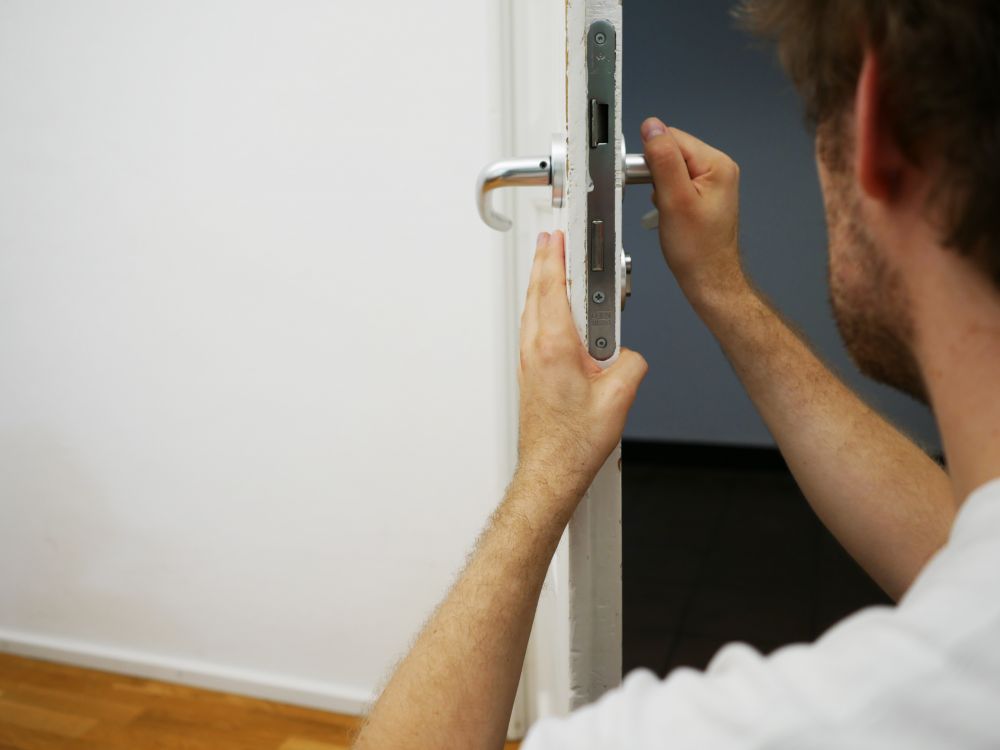Hvordan en professionel låsesmed kan hjælpe boligejere