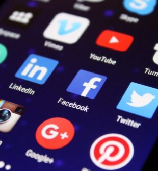 Hvordan sociale medier former vores identitet